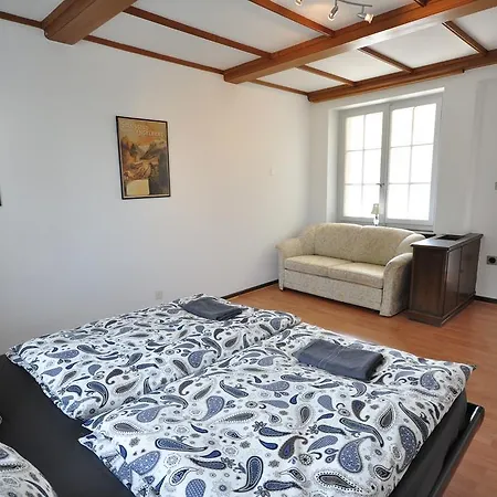 Апартаменти Town House Sleeps 12 Guests