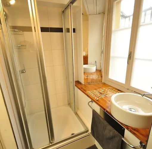 Town House Sleeps 12 Guests *